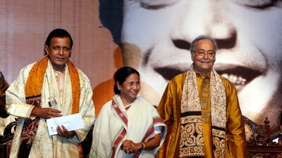 In 2012, Chief Minister Mamata Banerjee on behalf of West Bengal government awarded Mithun Chakraborty as Mahanayak Samman. ( Subhendu Ghosh) In 2012, Chief Minister Mamata Banerjee on behalf of West Bengal government awarded Mithun Chakraborty as Mahanayak Samman. ( Subhendu Ghosh)