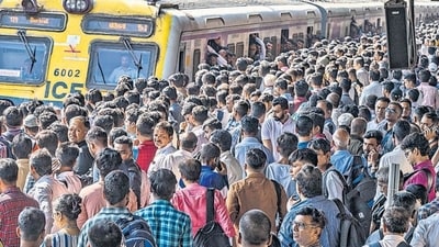 The slowdowns, particularly noticeable on both slow and fast lines towards Churchgate, were attributed to speed restrictions of 30 kmph implemented following a 10-hour mega block operation. (Photo by Satish Bate/ Hindustan Times) (Hindustan Times) The slowdowns, particularly noticeable on both slow and fast lines towards Churchgate, were attributed to speed restrictions of 30 kmph implemented following a 10-hour mega block operation. (Photo by Satish Bate/ Hindustan Times) (Hindustan Times)