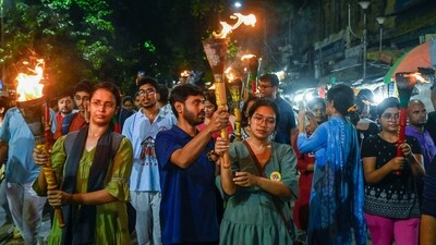 Kolkata rape-murder case: Junior doctors, along with citizens, hold a torch rally demanding the security of medics in hospitals and justice for the victim who was raped and murdered at RG Kar Hospital in Kolkata. (Samir Jana/Hindustan Times) Kolkata rape-murder case: Junior doctors, along with citizens, hold a torch rally demanding the security of medics in hospitals and justice for the victim who was raped and murdered at RG Kar Hospital in Kolkata. (Samir Jana/Hindustan Times)