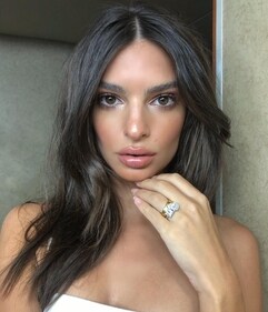 Emily Ratajkowski reworked her engagement ring in divorce rings (instagram) Emily Ratajkowski reworked her engagement ring in divorce rings (instagram)