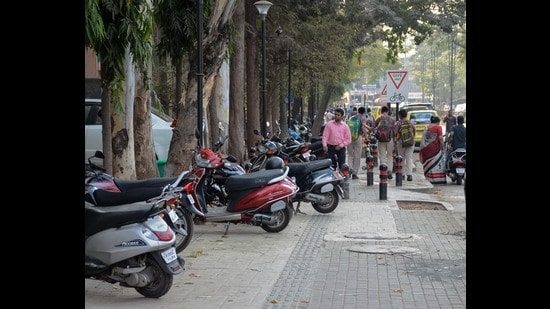 Meanwhile, officials said that the pay-and-park facilities are operating smoothly at Anand Nagar metro station and plans are afoot to extend them to other metro stations. (HT PHOTO)
