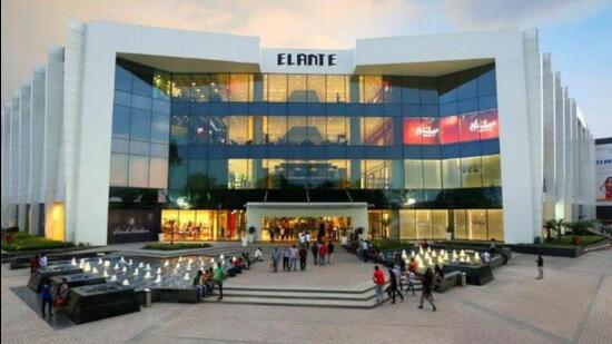 This isn’t the first time that safety lapses at Elante mall, Chandigarh, have resulted in tragedy. On June 22, 11-year-old Shahbaz Singh from Shaheed Bhagat Singh Nagar died after a compartment of the mall’s toy train overturned, trapping him under the vehicle. (HT Photo)