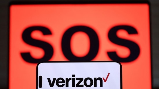 SAN ANSELMO, CALIFORNIA - SEPTEMBER 30: In this photo illustration, the Verizon logo is displayed on a smartphone screen on September 30, 2024 in San Anselmo California. A widespread Verizon outage is affecting tens of thousands of Verizon customers across the country and is disrupting their ability to make calls, texts and access the internet. Verizon is working to solve the issue and restore service to customers. (Photo Illustration by Justin Sullivan/Getty Images) (Photo by JUSTIN SULLIVAN / GETTY IMAGES NORTH AMERICA / Getty Images via AFP) (Getty Images via AFP)
