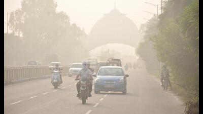 A road in the grip of smog amid burning of stubble in nearby fields in Amritsar on Tuesday. (Sameer Sehgal/HT) A road in the grip of smog amid burning of stubble in nearby fields in Amritsar on Tuesday. (Sameer Sehgal/HT)