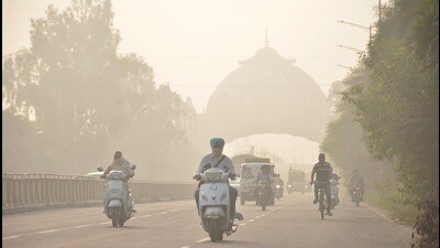Amid stubble burning, a road in smog’s grip in Amritsar. (Sameer Sehgal/HT) Amid stubble burning, a road in smog’s grip in Amritsar. (Sameer Sehgal/HT)