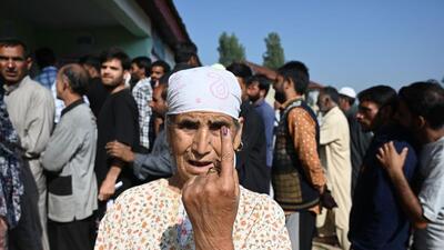 An elderly woman shows indelible ink-marked fingers after casting her vote in Bandipora . (Waseem Andrabi /HT) An elderly woman shows indelible ink-marked fingers after casting her vote in Bandipora . (Waseem Andrabi /HT)