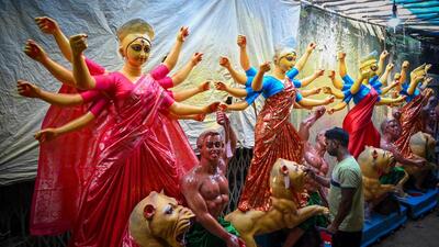 Artisans give final touches to statues of deity Durga at CR Park. (Sanchit Khanna/HT Photo) Artisans give final touches to statues of deity Durga at CR Park. (Sanchit Khanna/HT Photo)