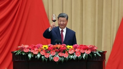 Chinese President Xi Jinping makes a toast during the National Day reception on the eve of the 75th founding anniversary of the People's Republic of China, at the Great Hall of the People in Beijing, China September 30, 2024. REUTERS/Florence Lo     TPX IMAGES OF THE DAY (REUTERS)