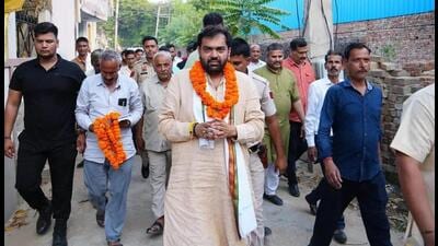 Congress candidate Chiranjeev Rao at an election meeting in Rewari on Tuesday. (PARVEEN KUMAR/HT PHOTO) Congress candidate Chiranjeev Rao at an election meeting in Rewari on Tuesday. (PARVEEN KUMAR/HT PHOTO)