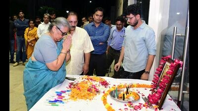 Doctors holding a condolence meeting at SRN Hospital on Tuesday. (HT) Doctors holding a condolence meeting at SRN Hospital on Tuesday. (HT)