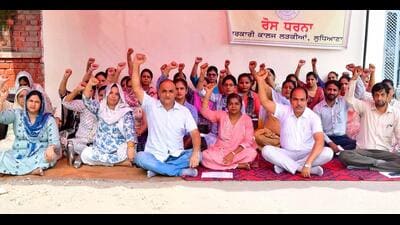 Guest faculty of Government College For Girls protesting near the college gate in Ludhiana. (HT Photo) Guest faculty of Government College For Girls protesting near the college gate in Ludhiana. (HT Photo)