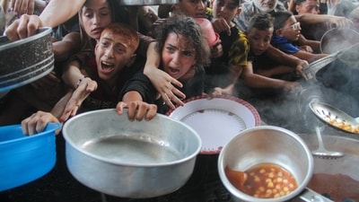 Palestinians gather to receive food cooked by a charity kitchen, amid the Israel-Hamas conflict, in the northern Gaza Strip, September 11, 2024. REUTERS/Mahmoud Issa     TPX IMAGES OF THE DAY (REUTERS)