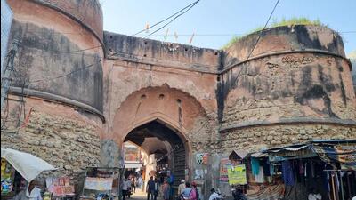 The dilapidated condition of Dilli Darwaza in main Bazar of Farrukhnagar in Gurugram. (Parveen Kumar/HT Photo) The dilapidated condition of Dilli Darwaza in main Bazar of Farrukhnagar in Gurugram. (Parveen Kumar/HT Photo)