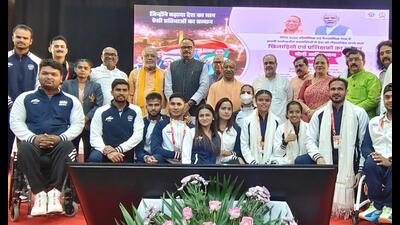 Uttar Pradesh CM Yogi Adityanath with Olympians and Paralympic athletes he feted in Lucknow on October 1. (HT photo)