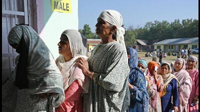 Voters queue up at a polling booth to cast their vote in Bandipora. (Waseem Andrabi /HT) Voters queue up at a polling booth to cast their vote in Bandipora. (Waseem Andrabi /HT)