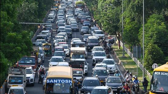 Although the Noida Expressway currently has three lanes on each side, commuters experience heavy congestion during peak evening hours, particularly at the DND Flyway loop. (Sunil Ghosh/HT Photo)