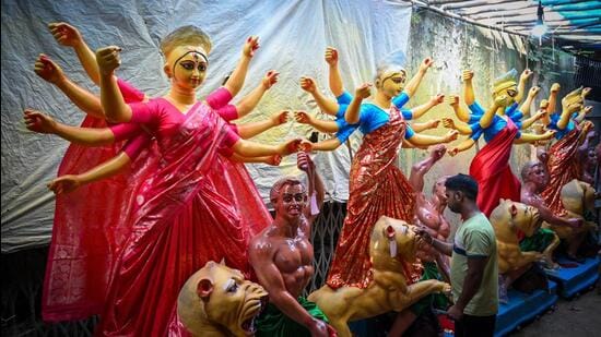 Artisans give final touches to statues of deity Durga at CR Park. (Sanchit Khanna/HT Photo)