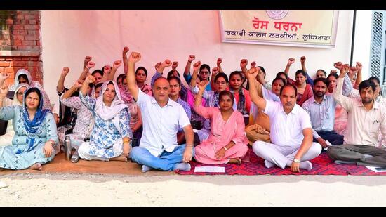 Guest faculty of Government College For Girls protesting near the college gate in Ludhiana. (HT Photo)