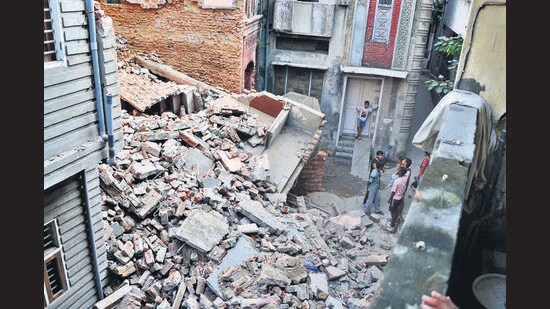 The remains of the building that collapsed in the Old City area near Katehra in Ludhiana on Tuesday. (HT Photo)