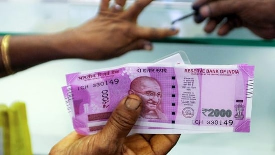 The RBI announced that 98% of ₹2,000 notes have been returned since May 2023, with their total value dropping to ₹7,117 crore. These notes can still be exchanged at RBI offices. (AFP)