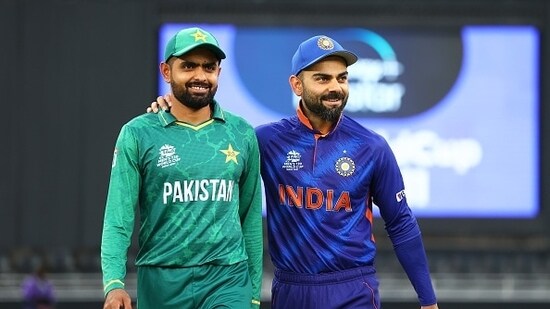 Babar Azam (L) and Virat Kohli during the India vs Pakistan T20 World Cup match in 2021. (Getty)