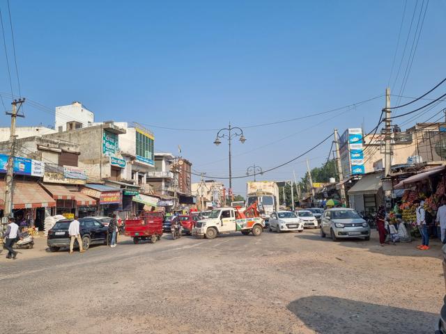 Traffic congestion at Gurugram-Farrukhnagar road near the main bazar of the area. (Parveen Kumar/HT Photo) Traffic congestion at Gurugram-Farrukhnagar road near the main bazar of the area. (Parveen Kumar/HT Photo)