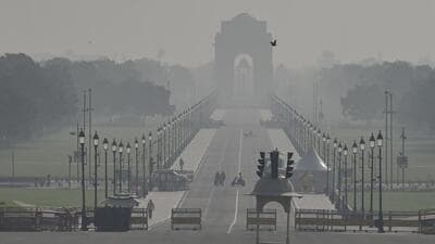 A view of Kartavya Path amid low visibility in the early morning on Wednesday. (RAJ K RAJ /HT PHOTO) A view of Kartavya Path amid low visibility in the early morning on Wednesday. (RAJ K RAJ /HT PHOTO)