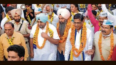 AAP candidate from Panchkula Prem Garg, along with Dera Bassi MLA Kuljit Singh Randhawa, during a foot march in Sector 20, Panchkula, on Wednesday. (HT Photo) AAP candidate from Panchkula Prem Garg, along with Dera Bassi MLA Kuljit Singh Randhawa, during a foot march in Sector 20, Panchkula, on Wednesday. (HT Photo)