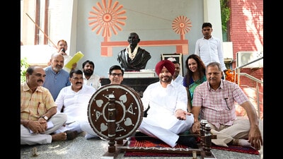 Bittu, who was on his two-day Chandigarh visit, also led a swachhta campaign at Gandhi Smarak Bhawan in Sector 16. (HT Photo)