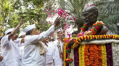 Chief minister Siddaramaiah pays tribute to Mahatma Gandhi on his birth anniversary in Bengaluru on Wednesday. (PTI) Chief minister Siddaramaiah pays tribute to Mahatma Gandhi on his birth anniversary in Bengaluru on Wednesday. (PTI)
