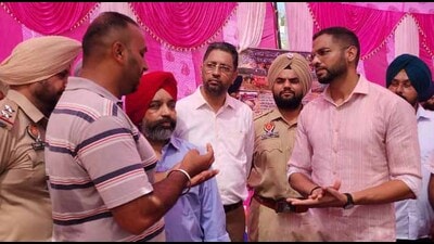 DC Jitendra Jorwal and SSP Navneet Singh Bains talk to the farmers in Ludhiana on Wednesday. (HT Photo)