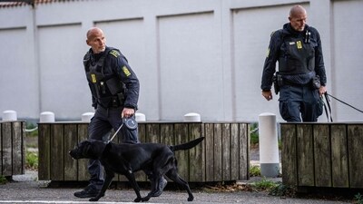 Police officers are seen securing an area near the Israeli embassy in Copenhagen, on October 2, 2024. Danish police said on Wednesday they were investigating two blasts that went off in an area near the Israeli embassy in the capital. (Photo by Emil Nicolai Helms / Ritzau Scanpix / AFP) / Denmark OUT (AFP) Police officers are seen securing an area near the Israeli embassy in Copenhagen, on October 2, 2024. Danish police said on Wednesday they were investigating two blasts that went off in an area near the Israeli embassy in the capital. (Photo by Emil Nicolai Helms / Ritzau Scanpix / AFP) / Denmark OUT (AFP)