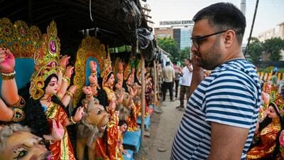 Devotees purchase idols of Goddess Durga from Noida’s Sector 20 market on Wednesday, on the eve of Navratri festivities. (Sunil Ghosh/HT Photo) Devotees purchase idols of Goddess Durga from Noida’s Sector 20 market on Wednesday, on the eve of Navratri festivities. (Sunil Ghosh/HT Photo)