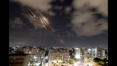 FILE PHOTO: Israel's Iron Dome anti-missile system intercepts rockets after Iran fired a salvo of ballistic missiles, as seen from Ashkelon, Israel, October 1, 2024 REUTERS/Amir Cohen (REUTERS) FILE PHOTO: Israel's Iron Dome anti-missile system intercepts rockets after Iran fired a salvo of ballistic missiles, as seen from Ashkelon, Israel, October 1, 2024 REUTERS/Amir Cohen (REUTERS)