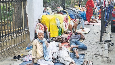 Mumbai, India - January 31, 2023: Patients and relatives seen sitting on the footpath outside Tata Memorial Hospital, at Parel, in Mumbai, India, on Tuesday, January 31, 2023. (Photo by Anshuman Poyrekar/ Hindustan Times) (Anshuman Poyrekar/HT PHOTO) Mumbai, India - January 31, 2023: Patients and relatives seen sitting on the footpath outside Tata Memorial Hospital, at Parel, in Mumbai, India, on Tuesday, January 31, 2023. (Photo by Anshuman Poyrekar/ Hindustan Times) (Anshuman Poyrekar/HT PHOTO)