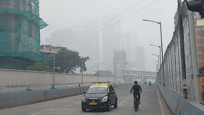 Mumbai, India – Oct 02, 2024: Haze engulfs the city skyline, in Mumbai, India, on Wednesday, Oct 02, 2024. (Photo by Bhushan Koyande/HT Photo) Mumbai, India – Oct 02, 2024: Haze engulfs the city skyline, in Mumbai, India, on Wednesday, Oct 02, 2024. (Photo by Bhushan Koyande/HT Photo)