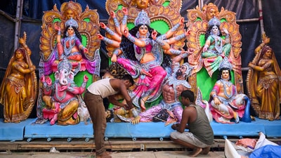 Dakshin Dinajpur: Artisans give final touches to an idol of Goddess Durga ahead of the �Durga Puja� festival at Balurghat, in Dakshin Dinajpur district, West Bengal, Tuesday, Oct. 1, 2024. (PTI Photo) (PTI10_01_2024_000436B) (PTI) Dakshin Dinajpur: Artisans give final touches to an idol of Goddess Durga ahead of the �Durga Puja� festival at Balurghat, in Dakshin Dinajpur district, West Bengal, Tuesday, Oct. 1, 2024. (PTI Photo) (PTI10_01_2024_000436B) (PTI)