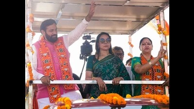 Speaking to the public, Saini said that Congress has always done politics of lies and loot. (HT Photo)