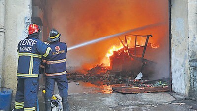 The fire brigade reached the spot immediately, and efforts to extinguish the fire are underway. (Praful Gangurde /HT Photo) The fire brigade reached the spot immediately, and efforts to extinguish the fire are underway. (Praful Gangurde /HT Photo)