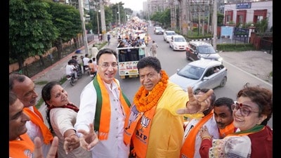 Union minister of state Jitin Prasad and BJP’s Panchkula candidate Gian Chand Gupta during a roadshow on Wednesday. (Sant Arora/Hindustan times)