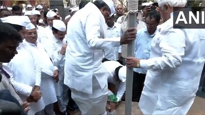 The worker bent down to take off the CM Siddaramaiah's shoes before he entered the memorial. (ANI) The worker bent down to take off the CM Siddaramaiah's shoes before he entered the memorial. (ANI)