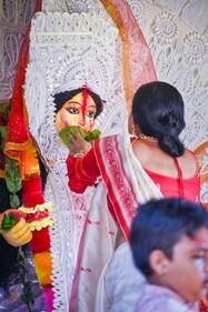 On the last day of Durga Puja, Vijayadashami, the Sindur Khela ritual takes place to bid the Goddess farewell. (Pexels)