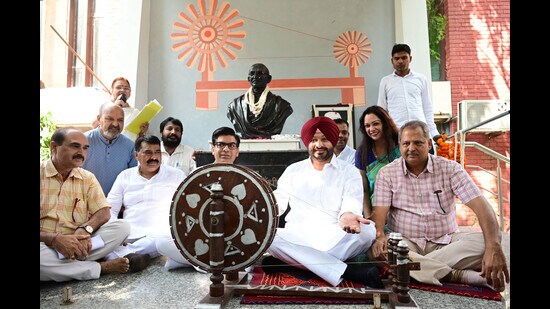Bittu, who was on his two-day Chandigarh visit, also led a swachhta campaign at Gandhi Smarak Bhawan in Sector 16. (HT Photo)