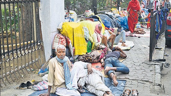Mumbai, India - January 31, 2023: Patients and relatives seen sitting on the footpath outside Tata Memorial Hospital, at Parel, in Mumbai, India, on Tuesday, January 31, 2023. (Photo by Anshuman Poyrekar/ Hindustan Times) (Anshuman Poyrekar/HT PHOTO)