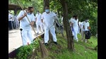 Navi Mumbai, India - Oct. 2, 2024:A clean-up drive was organised at the Mini Sea Shore, on the occasion of Swachh Bharat Divas along with DIG CRPF & Fortis Hiranandani Hospital at Vashi Mini Sea Shore in Navi Mumbai, India, on Wednesday, October 2, 2024. (Photo by Bachchan Kumar/ HT PHOTO) (HT PHOTO)