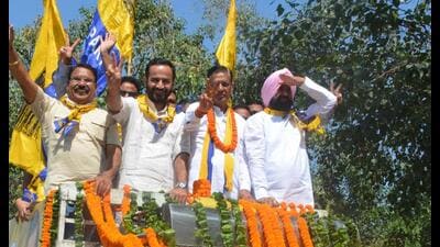 AAP leader and MP Gurmeet Meet Hayer with Panchkula candidate Prem Garg during a roadshow on Thursday. (Sant Arora/HT)