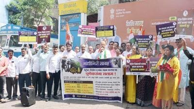 Congress party on Thursday began ‘Gandhigiri Protest Week’ by staging demonstration in the city against hike in petrol and diesel prices. (HT)