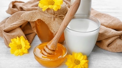 Honey is a golden elixir made from bees that promises to give your skin and hair new life (Photo: Shutterstock) Honey is a golden elixir made from bees that promises to give your skin and hair new life (Photo: Shutterstock)