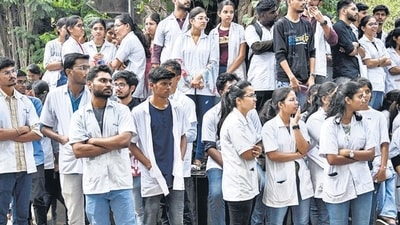 Mumbai, India - April 27, 2023: Angry medical students stage a protest as their 22-year-old colleague Dayanand Kale died after falling from a tree inside Podar Ayurved Medical College on Wednesday night. Though he was rushed immediately to the hospital, students allege negligence of the hospital administration and not getting timely treatment, at Worli, in Mumbai, India, on Thursday, April 27, 2023. (Photo by Satish Bate/ Hindustan Times) (Satish Bate/HT PHOTO) Mumbai, India - April 27, 2023: Angry medical students stage a protest as their 22-year-old colleague Dayanand Kale died after falling from a tree inside Podar Ayurved Medical College on Wednesday night. Though he was rushed immediately to the hospital, students allege negligence of the hospital administration and not getting timely treatment, at Worli, in Mumbai, India, on Thursday, April 27, 2023. (Photo by Satish Bate/ Hindustan Times) (Satish Bate/HT PHOTO)