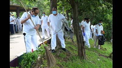 Navi Mumbai, India - Oct. 2, 2024:A clean-up drive was organised at the Mini Sea Shore, on the occasion of Swachh Bharat Divas along with DIG CRPF & Fortis Hiranandani Hospital at Vashi Mini Sea Shore in Navi Mumbai, India, on Wednesday, October 2, 2024. (Photo by Bachchan Kumar/ HT PHOTO) (HT PHOTO) Navi Mumbai, India - Oct. 2, 2024:A clean-up drive was organised at the Mini Sea Shore, on the occasion of Swachh Bharat Divas along with DIG CRPF & Fortis Hiranandani Hospital at Vashi Mini Sea Shore in Navi Mumbai, India, on Wednesday, October 2, 2024. (Photo by Bachchan Kumar/ HT PHOTO) (HT PHOTO)